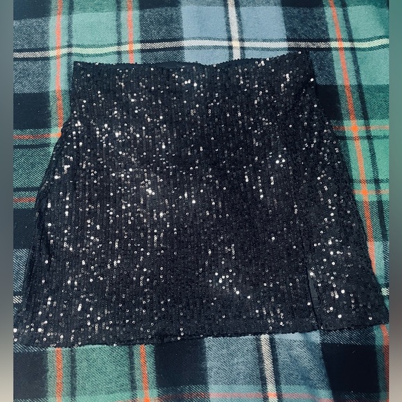 Cute tween sequin skirt. Black. - Picture 2 of 2